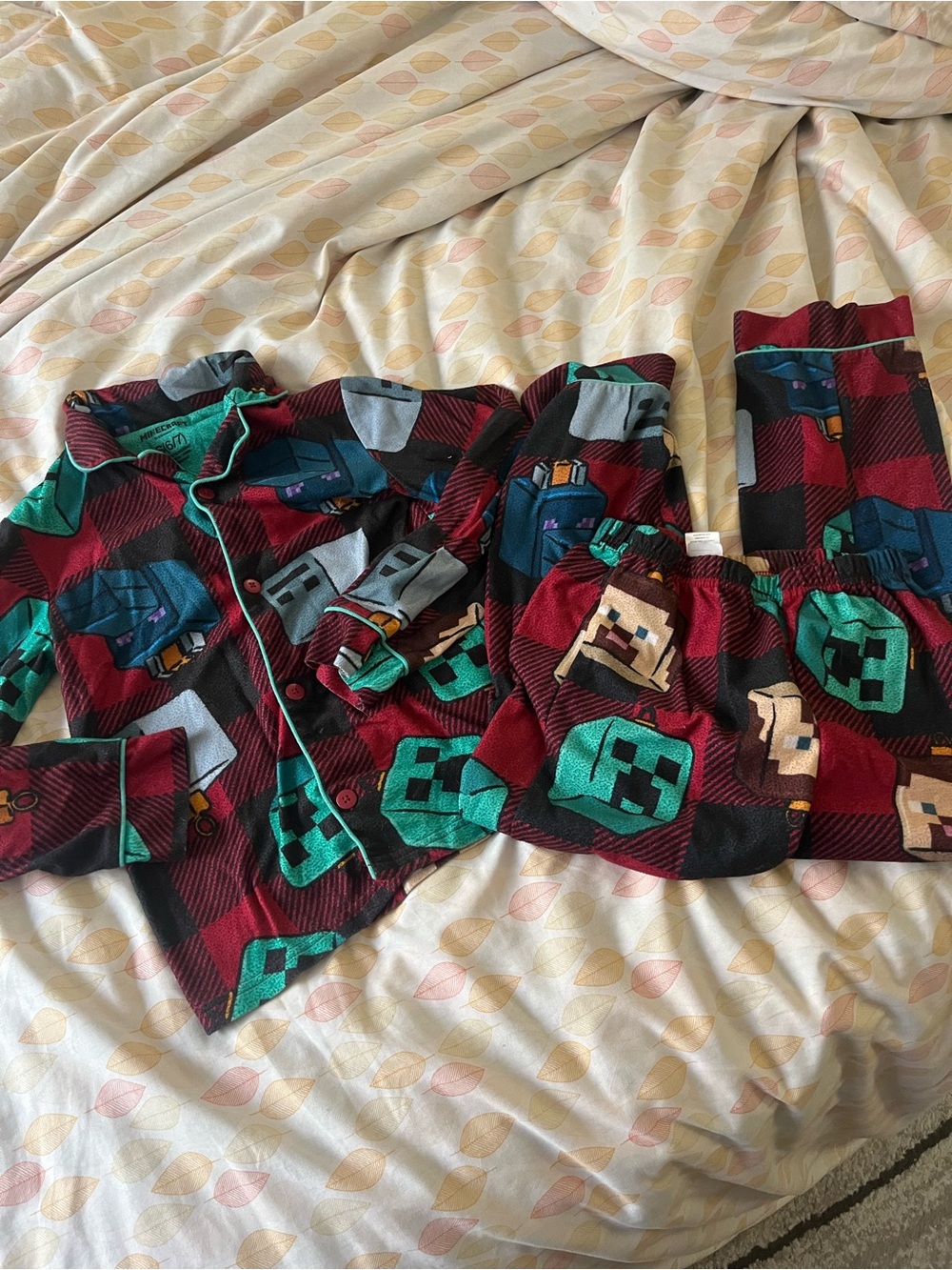 Minecraft winter pajamas, size 6/7